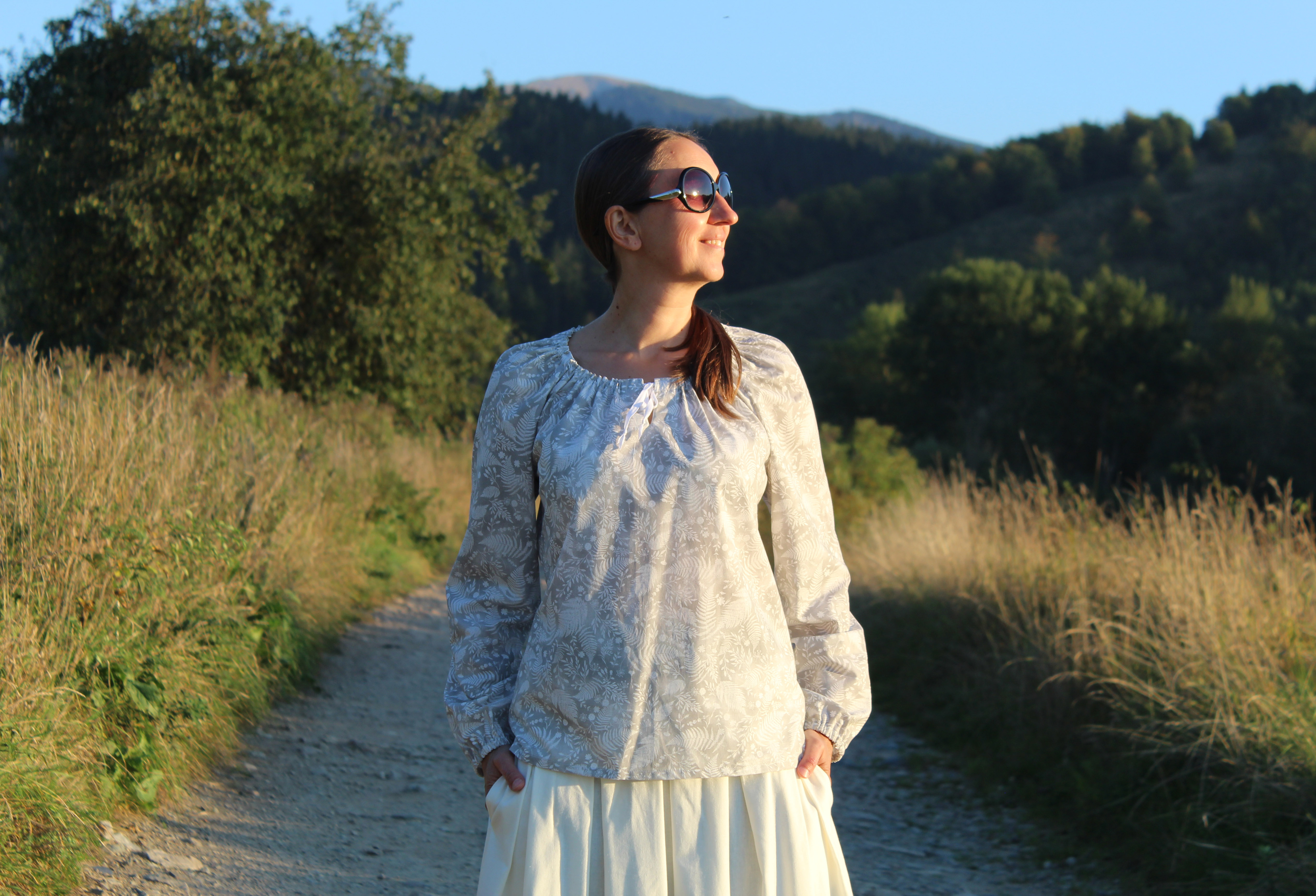 Blúzka svetlošedá s bielymi lístkami