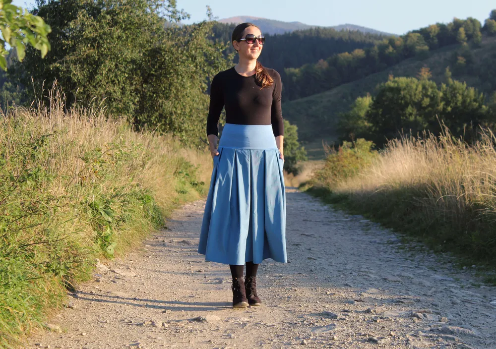 Modrá skladaná sukňa