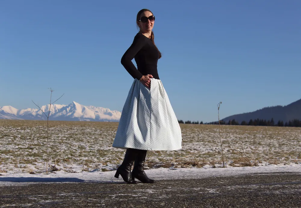 Čierno-biela bodkovaná sukňa