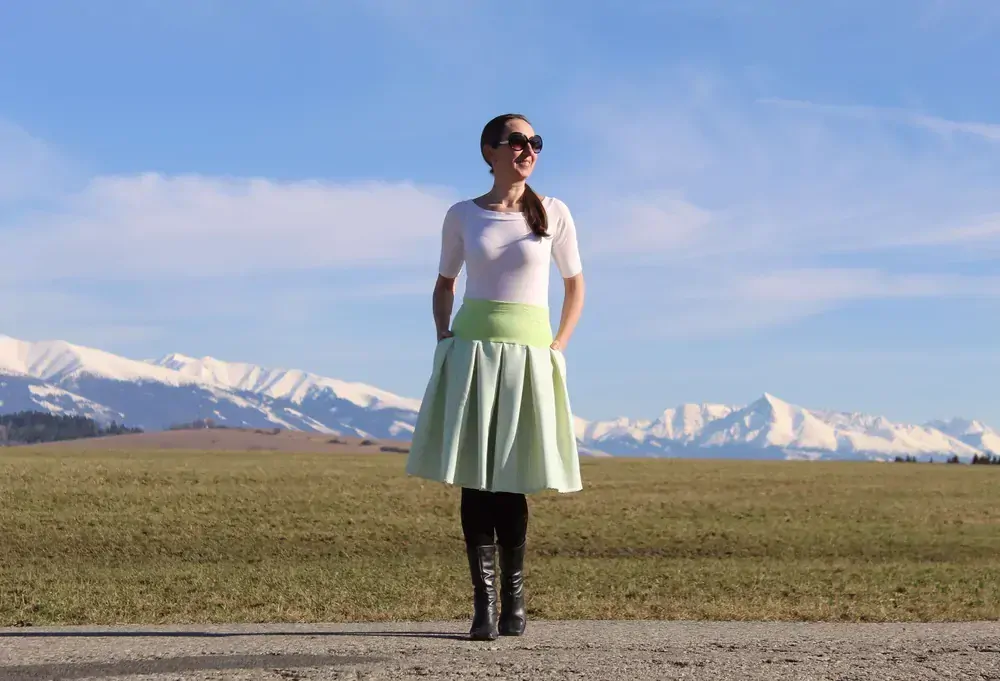 Krátka svetlo zelená sukňa