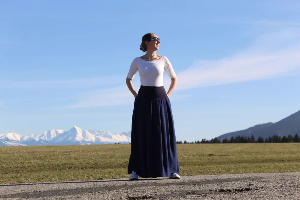 Mušelínová skladaná sukňa tmavomodrá