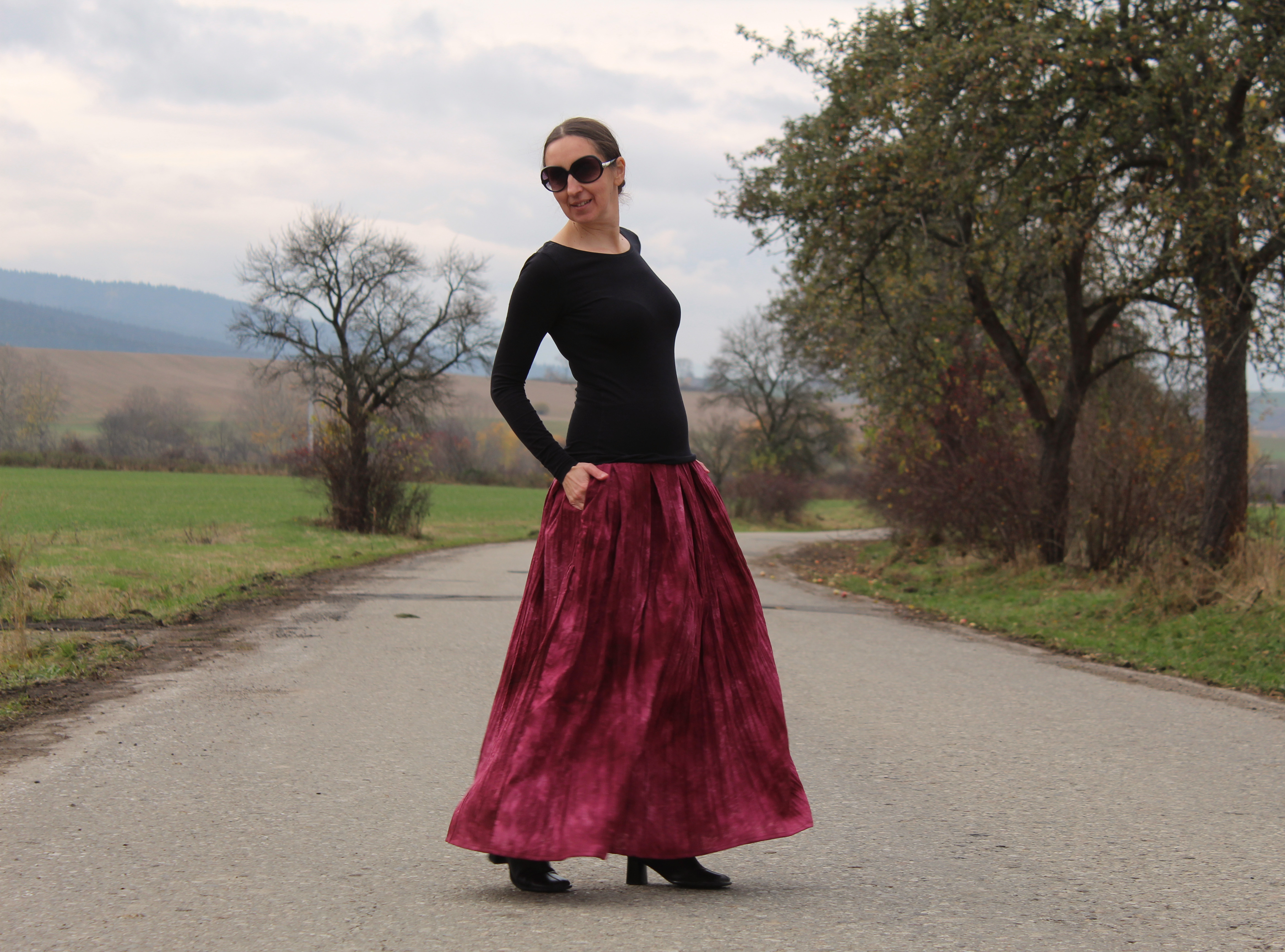 Krešovaná vínová skladaná sukňa