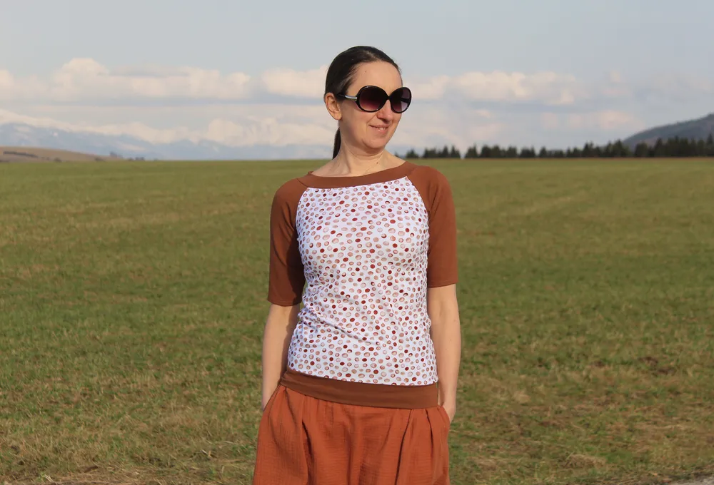 Tričko hnedé s bodkami