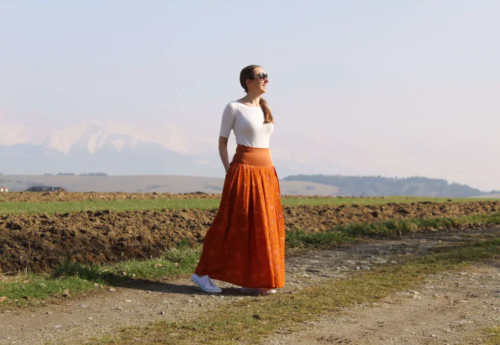 Mušelínová skladaná sukňa škoricová s kvetmi