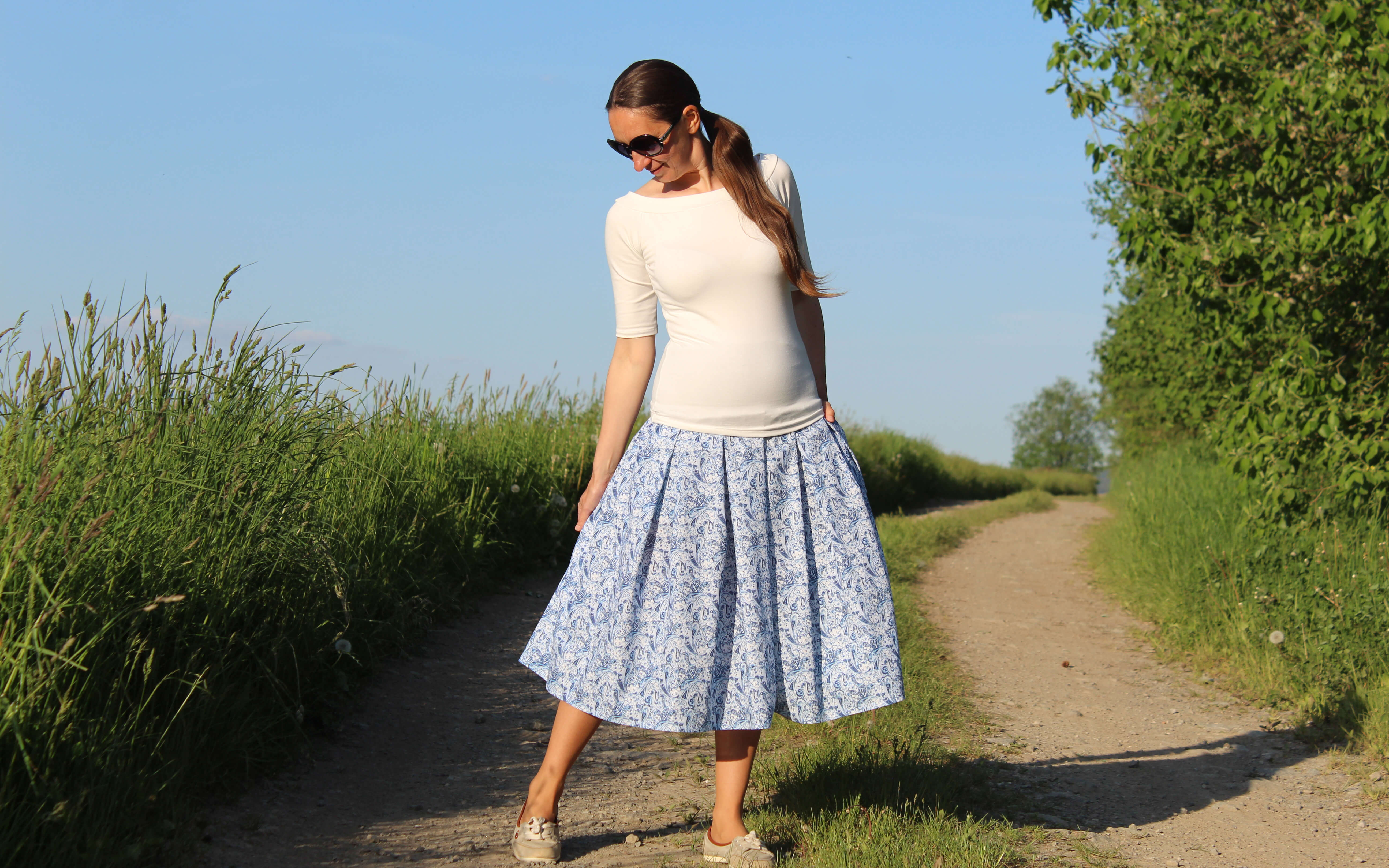 Bavlnená skladaná sukňa modré paisley