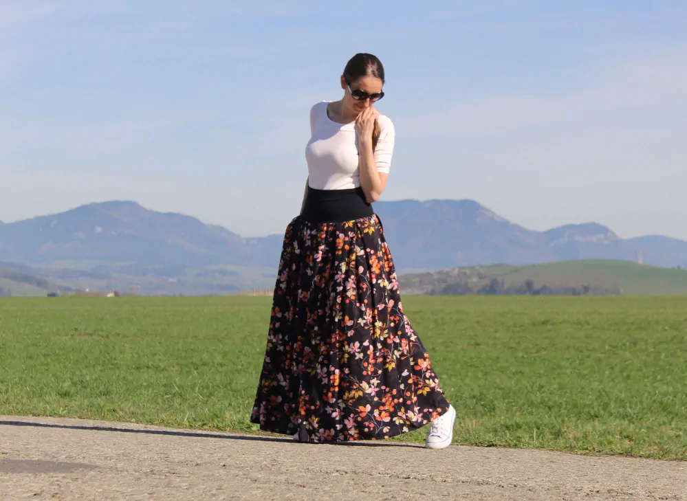 Viskózová sukňa čierno-oranžovo-žltá