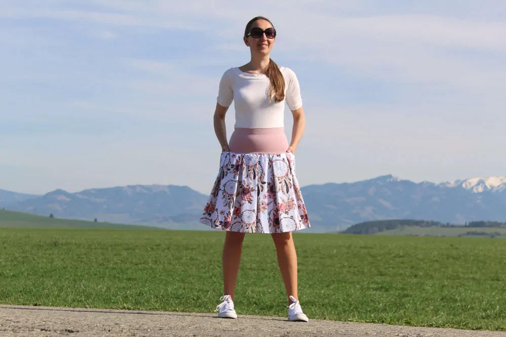 Krátka bavlnená skladaná sukňa s lapačmi