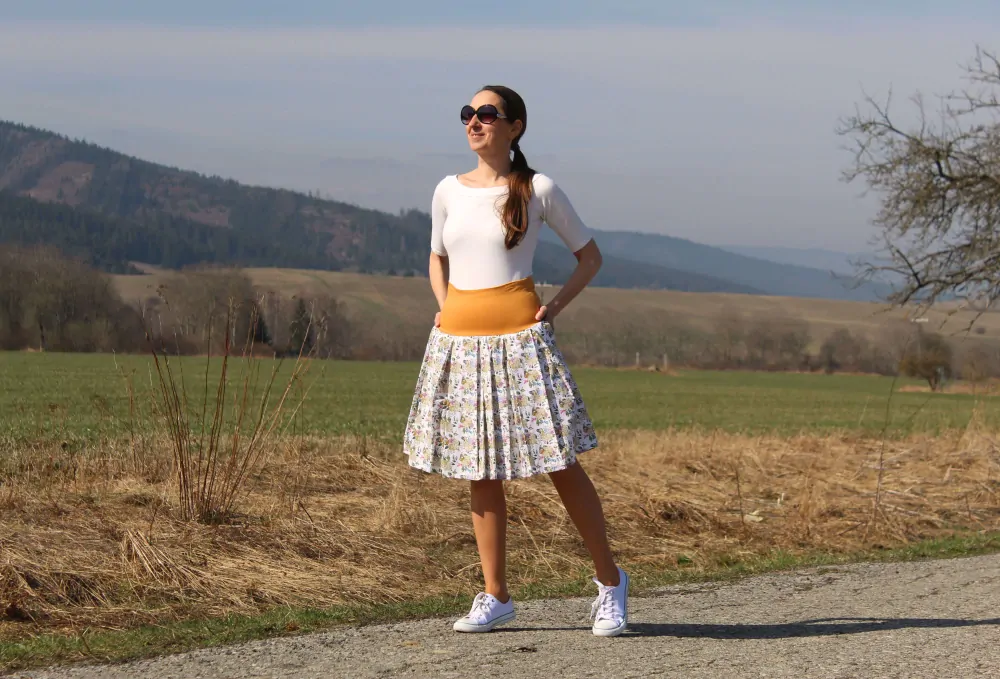 Krátka bavlnená skladaná sukňa bielo-horčicová s hortenziami