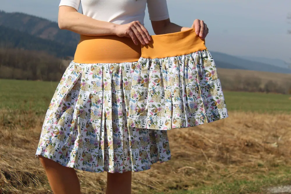 Mama a dcéra bielo-horčicová s hortenziami