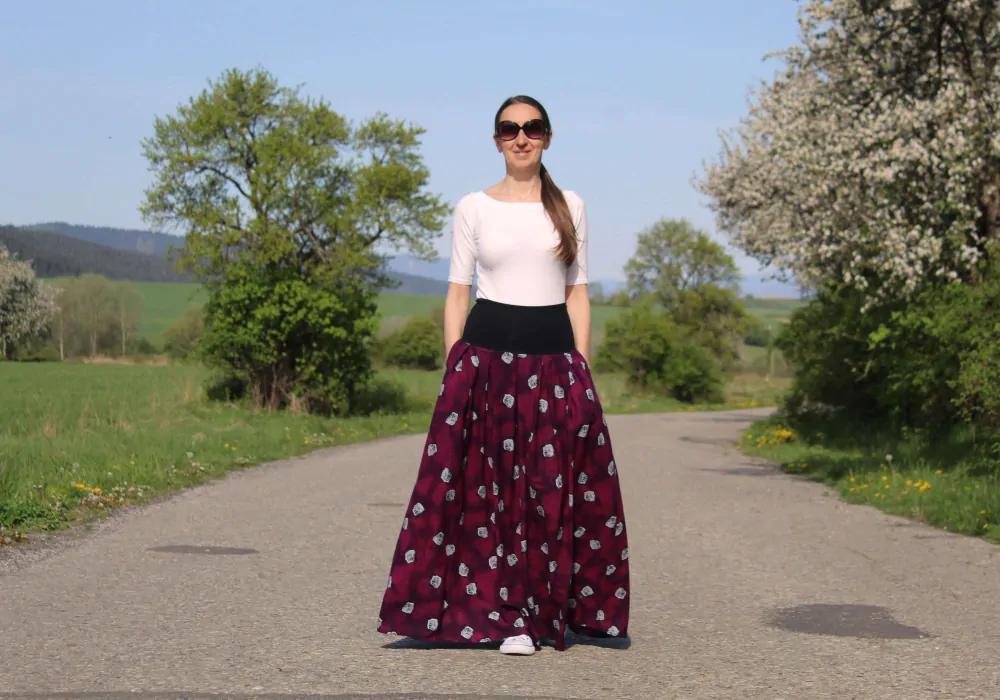 Viskózová sukňa fialová s čiernymi lístkami