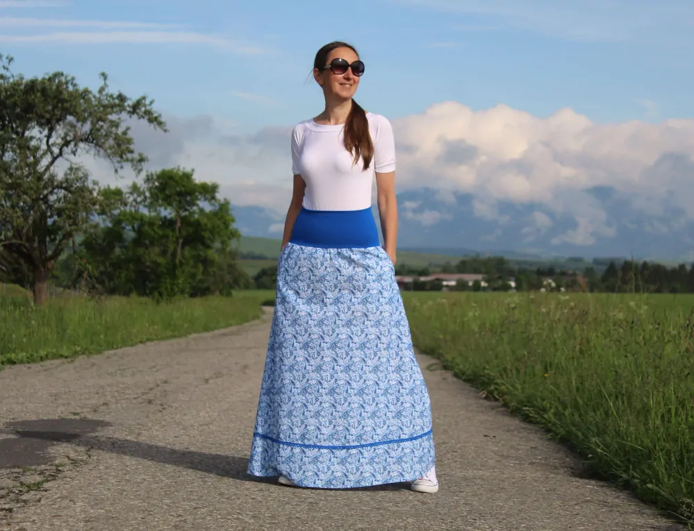 Dlhá bavlnená sukňa biela s modrým paisley a krajkou