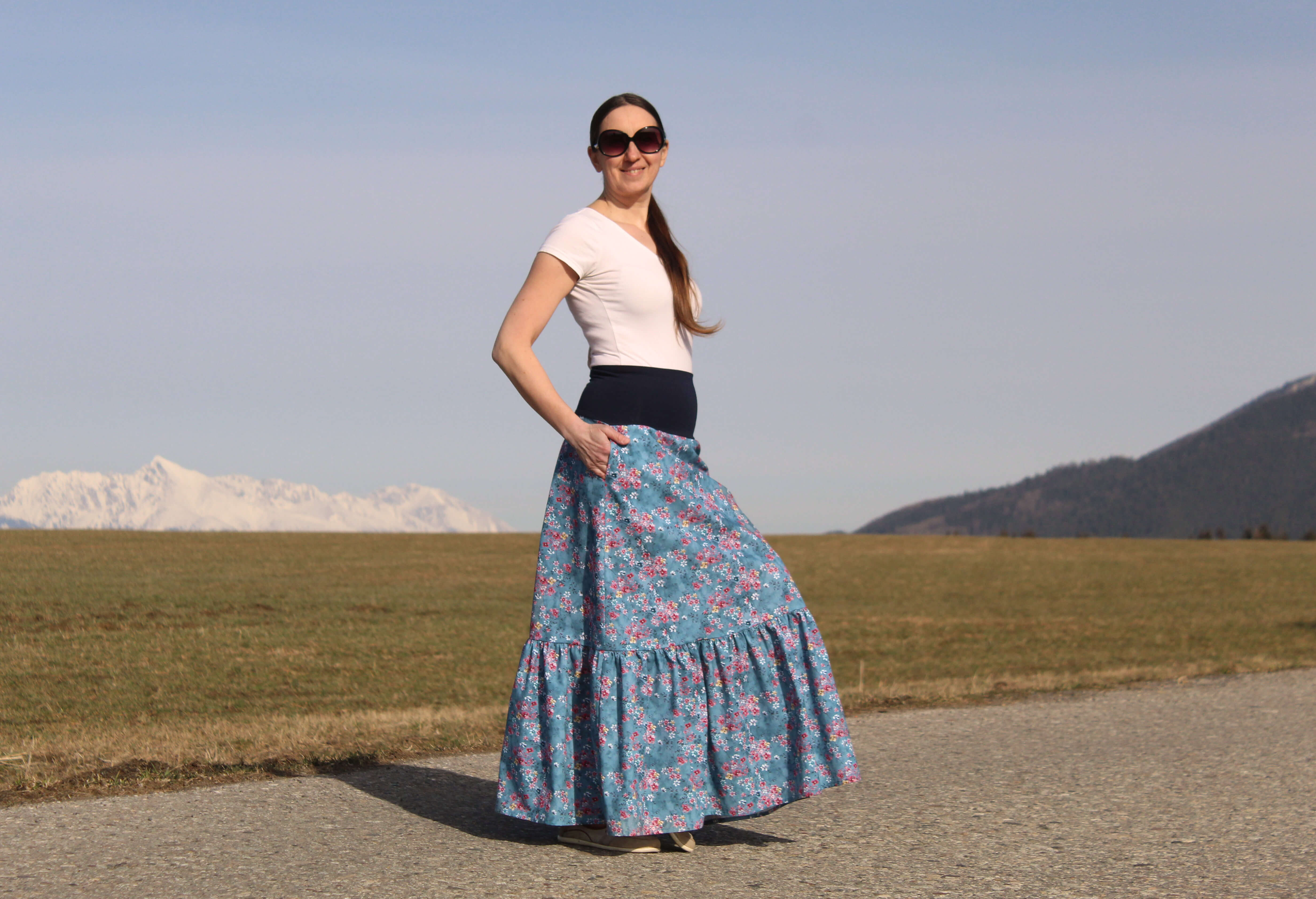 Bavlnená sukňa modrá s kvietkami