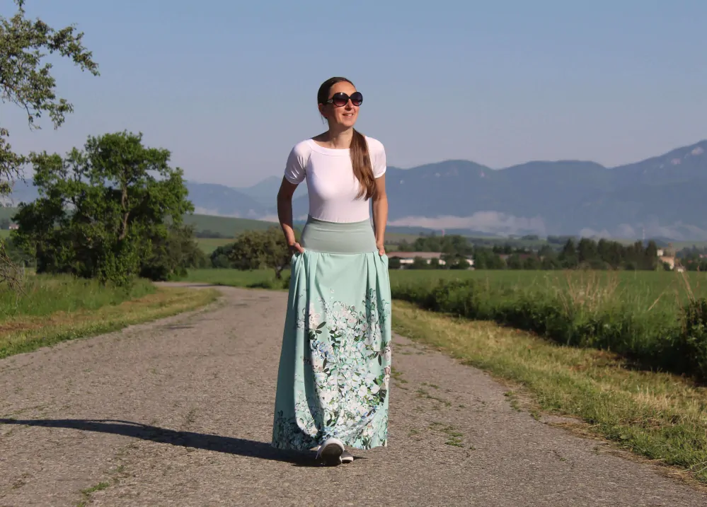 Úpletová sukňa mentolova s bielymi kvetmi