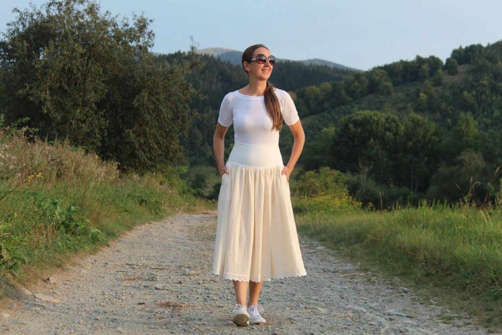 Trojštvrťová smotanová mušelínová sukňa