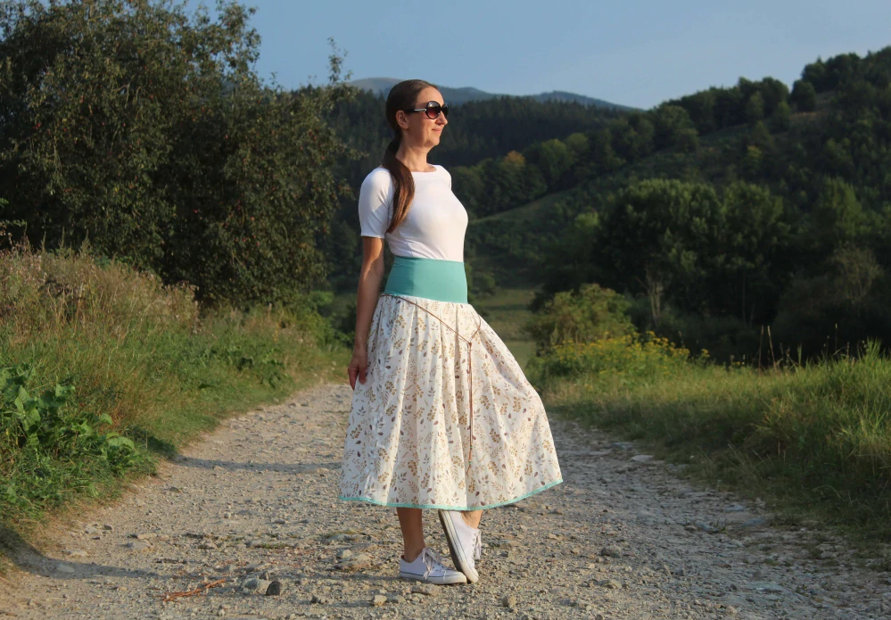 Trojštvrťová bielo-hnedo-mentolová mušelínová sukňa