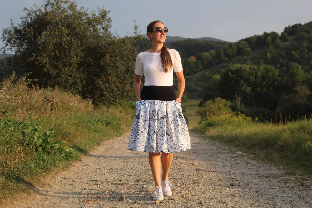 Krátka čierno-biela folklórna sukňa