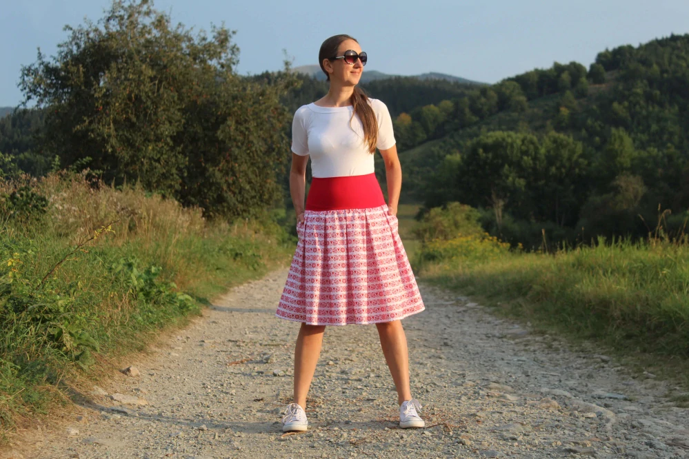 Krátka červeno-biela folklórna sukňa