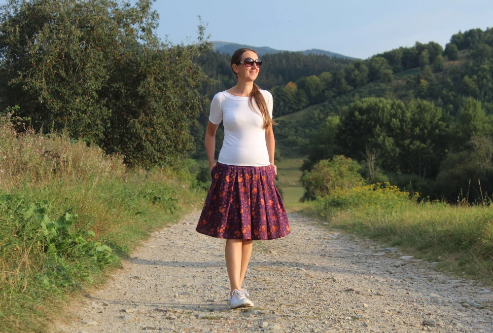 Krátka fialová mušelínová sukňa