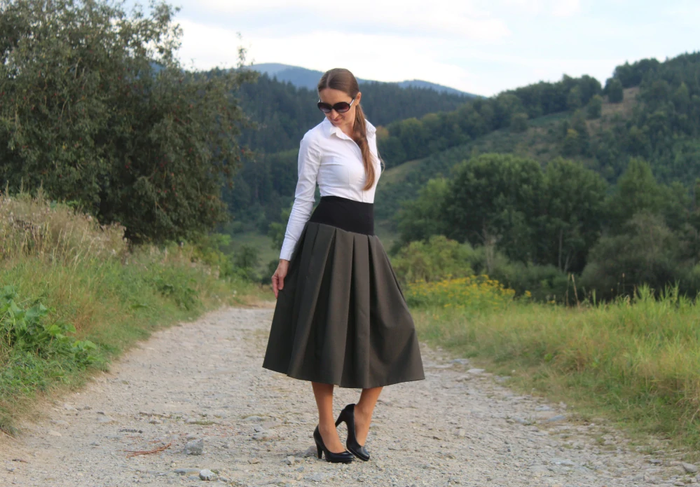 Trojštvrťová šedozelená skladaná sukňa