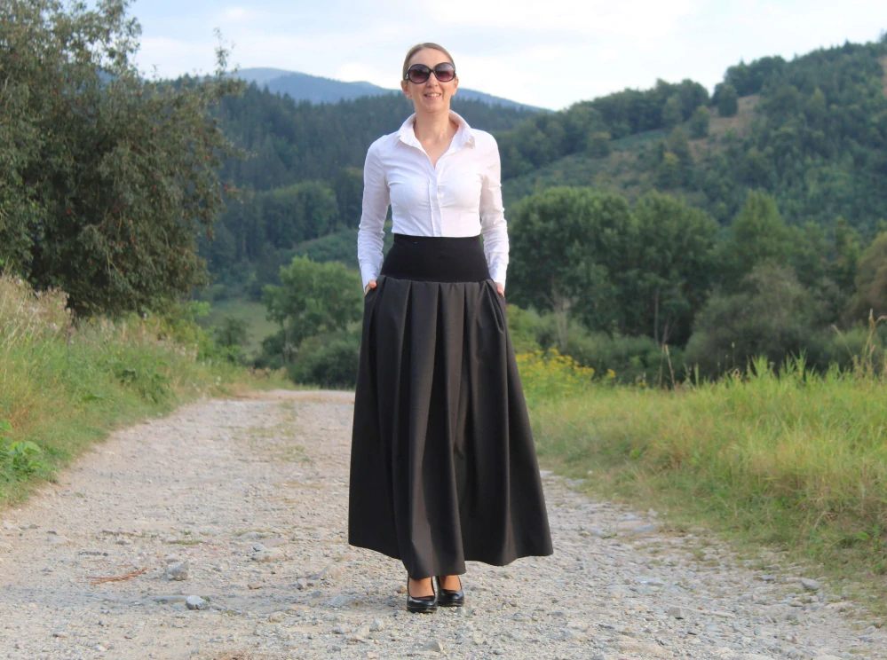 Dlhá tmavošedá skladaná sukňa