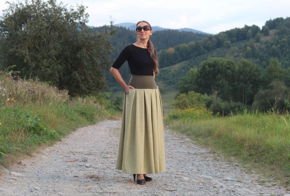 Dlhá svetlozelená skladaná sukňa