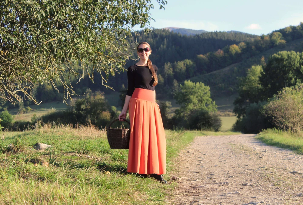 Dlhá oranžová skladaná sukňa