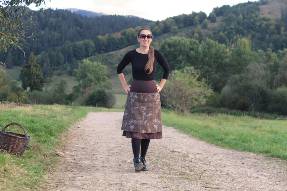 Hnedá dvojvrstvová sukňa s vyšívanými kvetmi