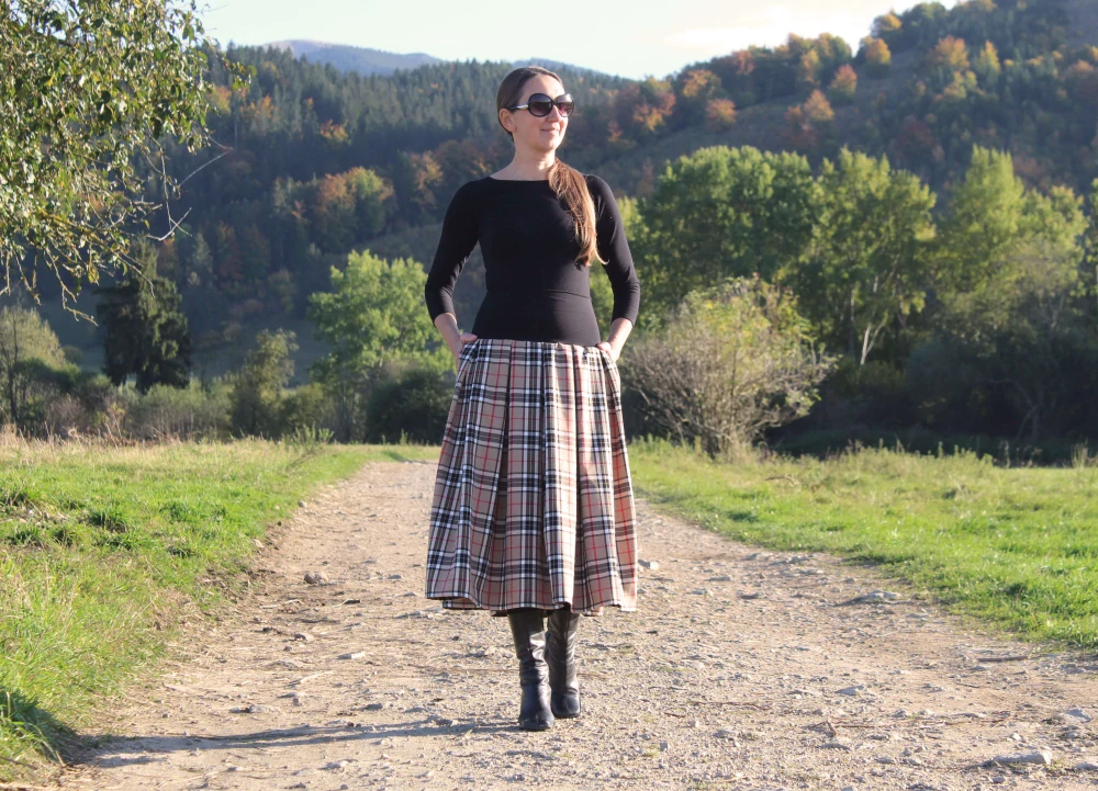 Trojštvrťová sukňa béžová károvaná