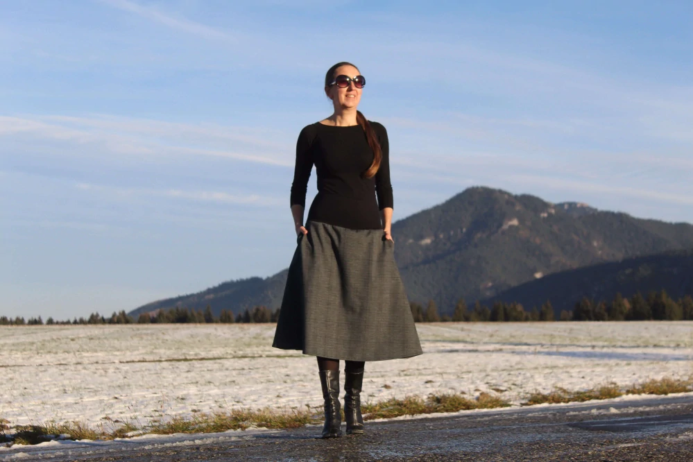 Trojštvrťová sukňa šedo-čierne káro