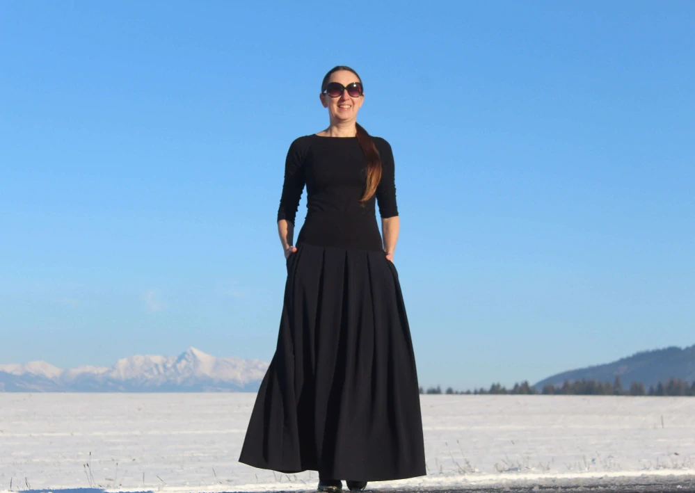 Dlhá temnomodrá skladaná sukňa