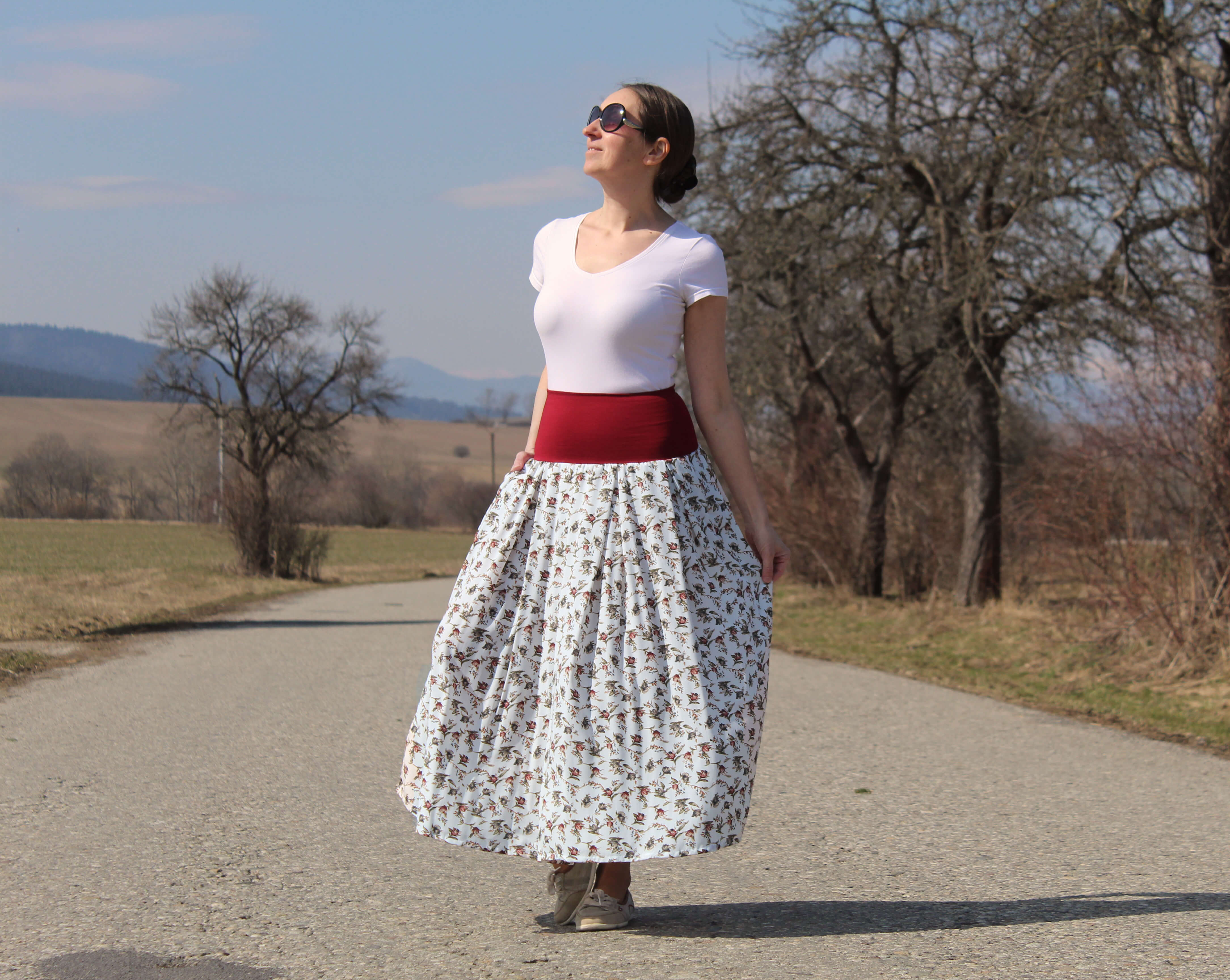 Viskózová sukňa biela s tulipánmi