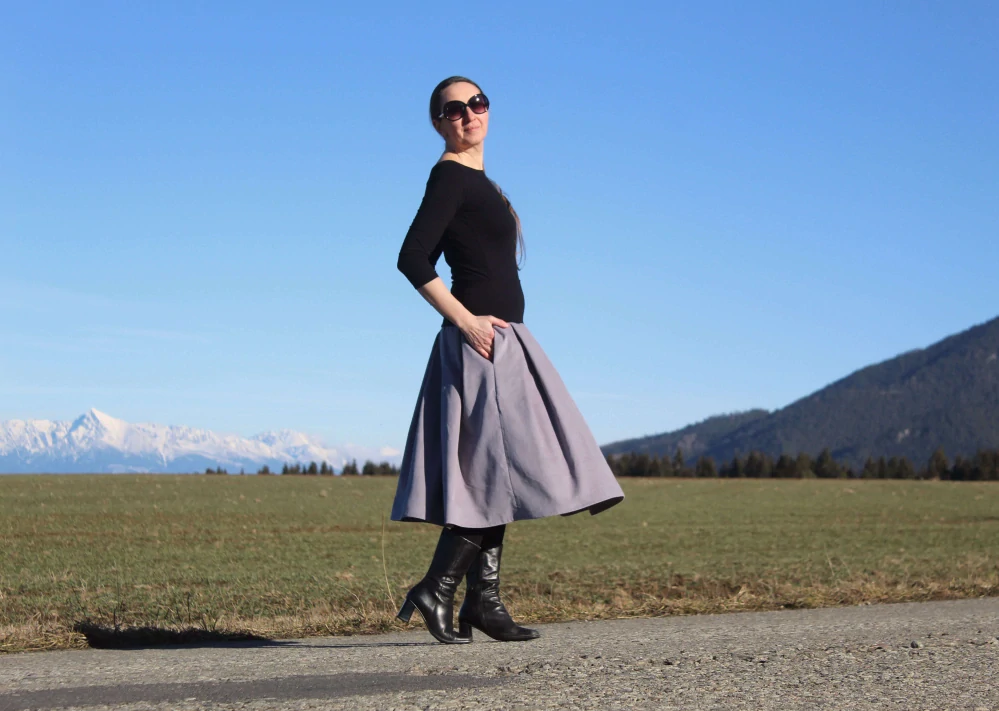 Šedá skladaná sukňa