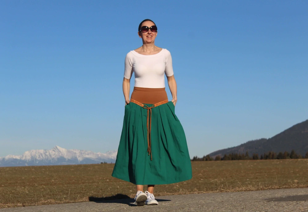 Zeleno-hnedá skladaná sukňa