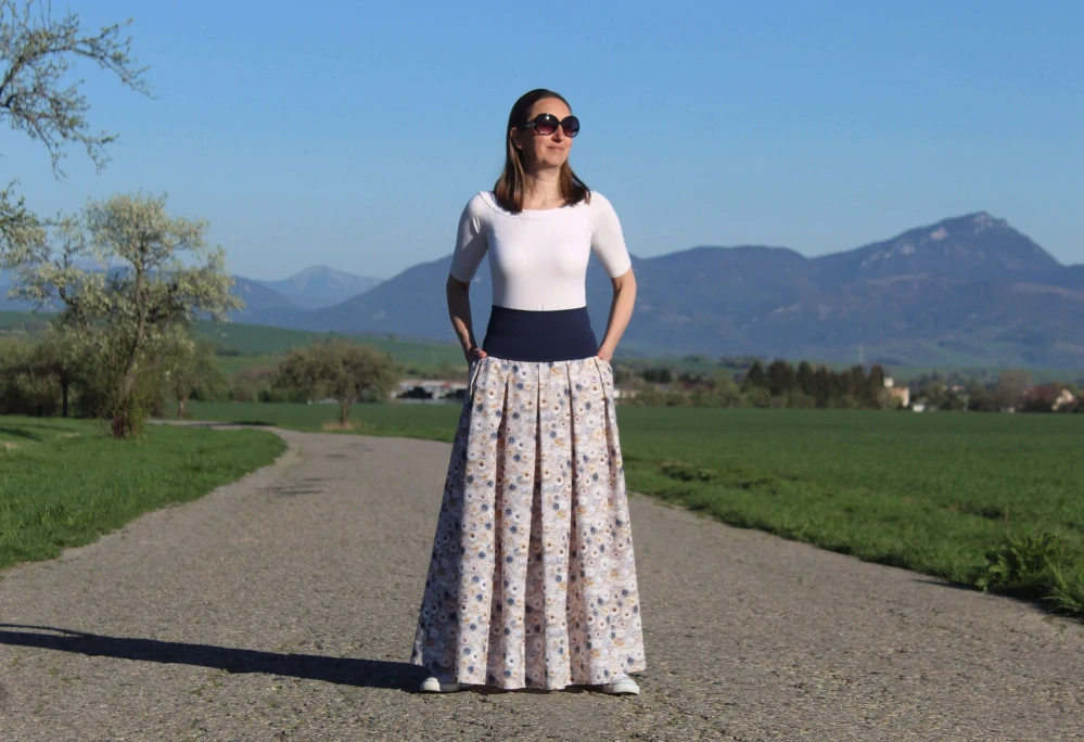 Dlhá skladaná sukňa modro-béžové kvietky