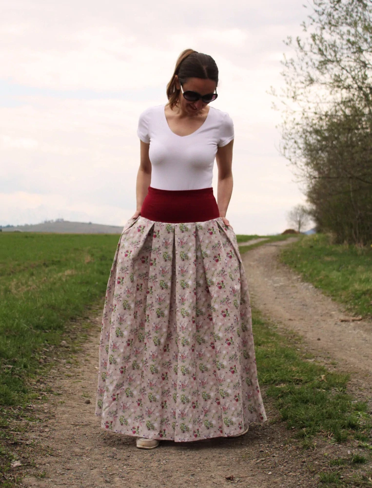 Dlhá skladaná sukňa drobné kvietky na režnej