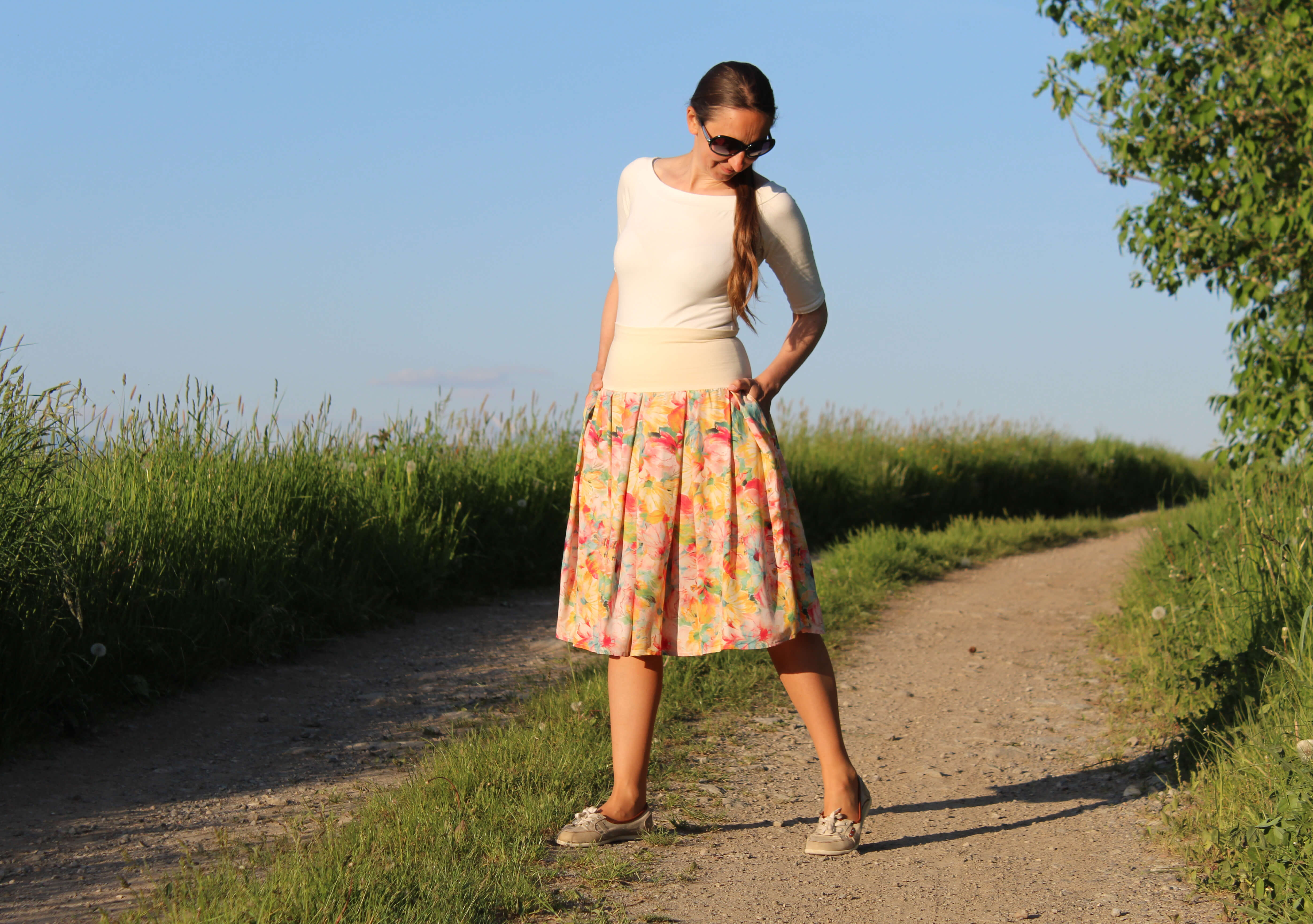 Viskózová sukňa krátka maľované kvetiny