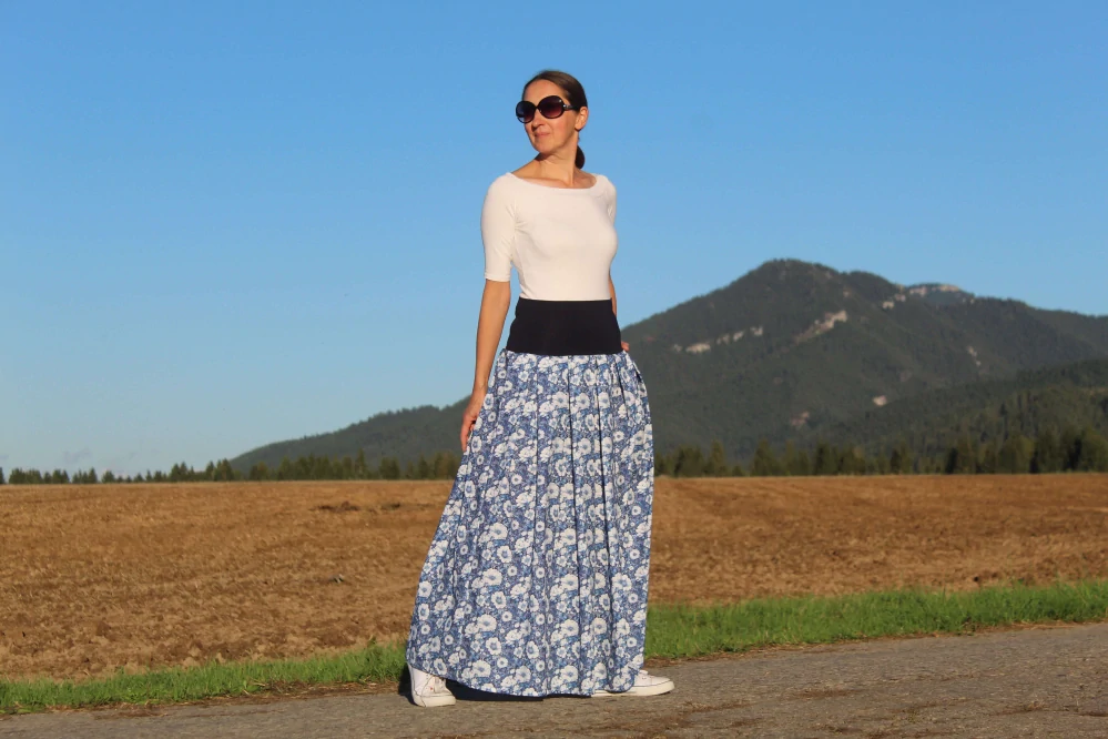 Dlhá skladaná sukňa modrá s bielymi kvetmi