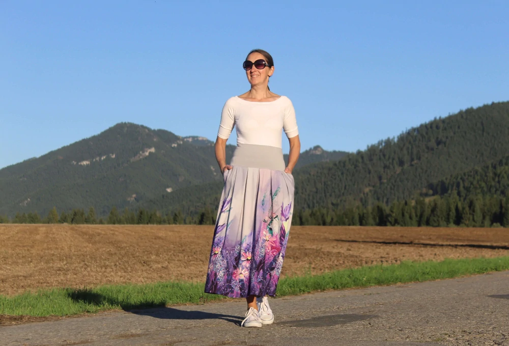 Šedá sukňa s fialovými kvetinami