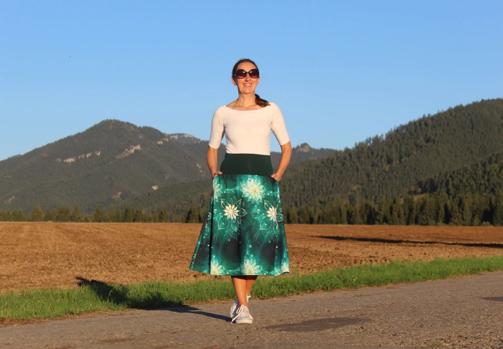 Úpletová sukňa zelená s bielymi kvetmi