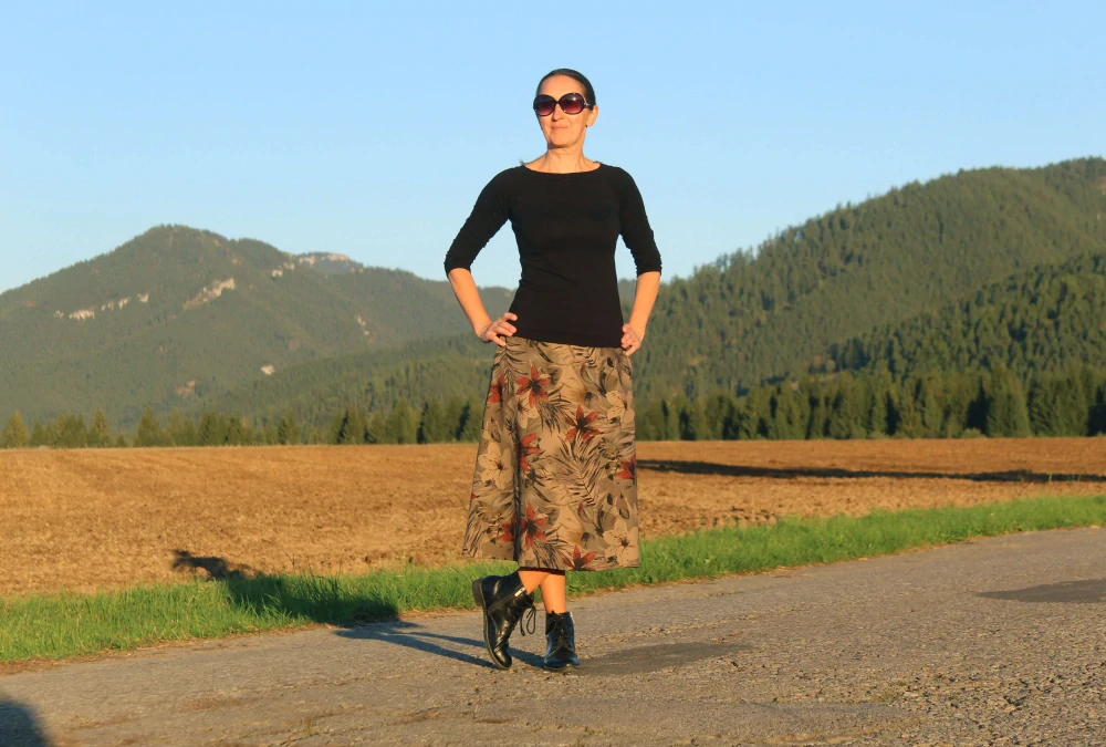 Trojštvrťová zelená riflová sukňa s kvetmi