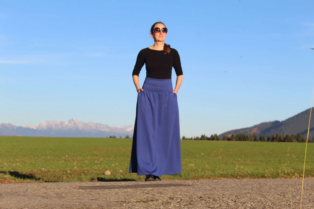 Kráľovsky modrá áčková úpletová sukňa s vreckami