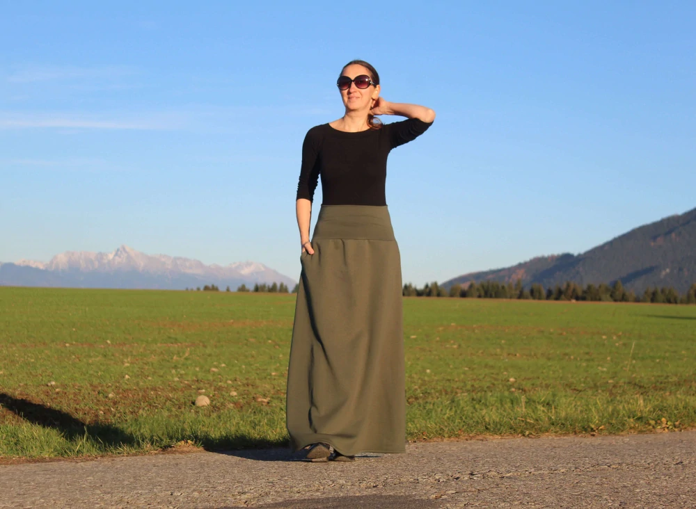 Khaki midi rovná sukňa z bavlnenej teplákoviny s jemným prírodným vzorom a vreckami