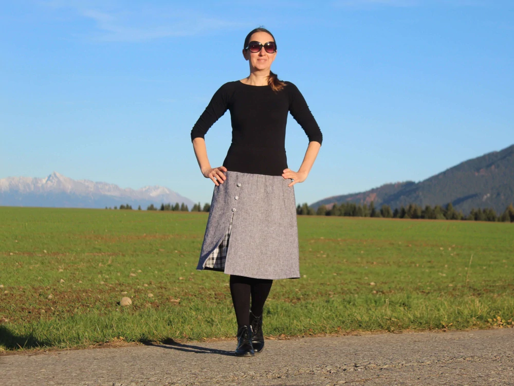 Dvojvrstvová midi áčková sukňa z ľanu a flanelu s rázporkom a látkovými gombíkmi