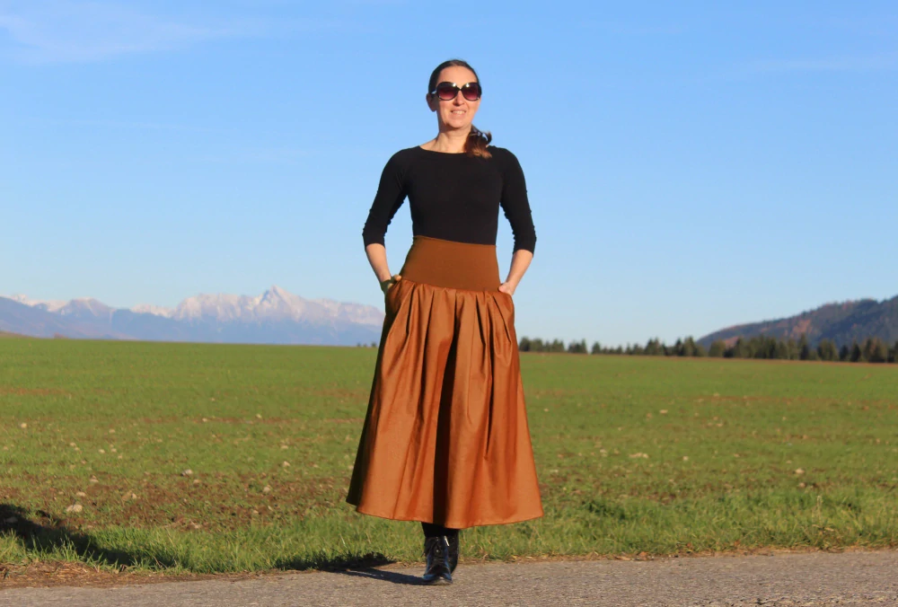 Trojštvrťová skladaná sukňa – svetlo hnedá