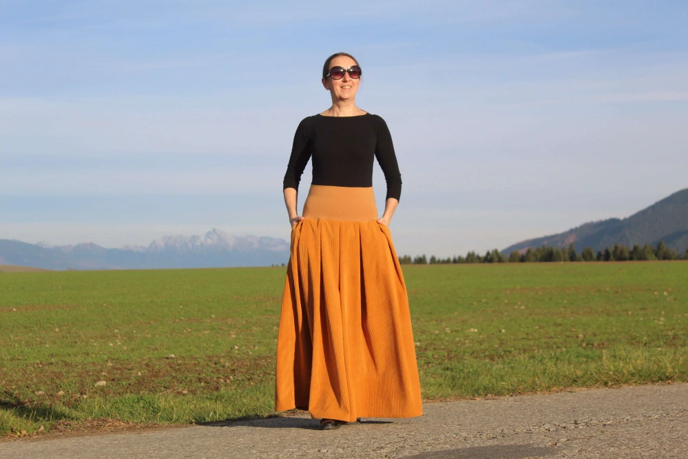 Dlhá karamelovo-hnedá sukňa z mäkkej kostýmovky s vreckami