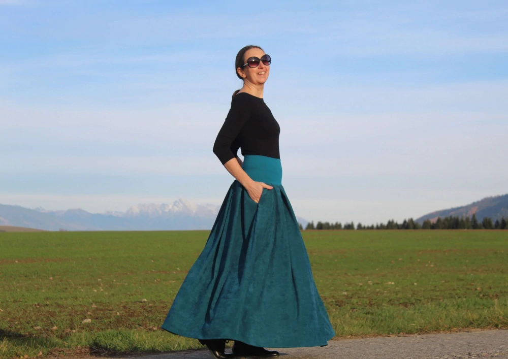 Dlhá petrolejová sukňa z mäkkej kostýmovky s vreckami