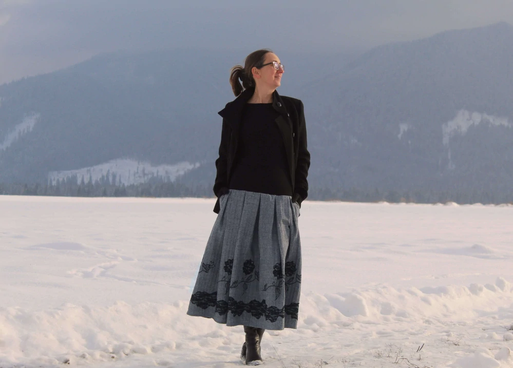 Trojštvrťová šedá sukňa s bordúrou