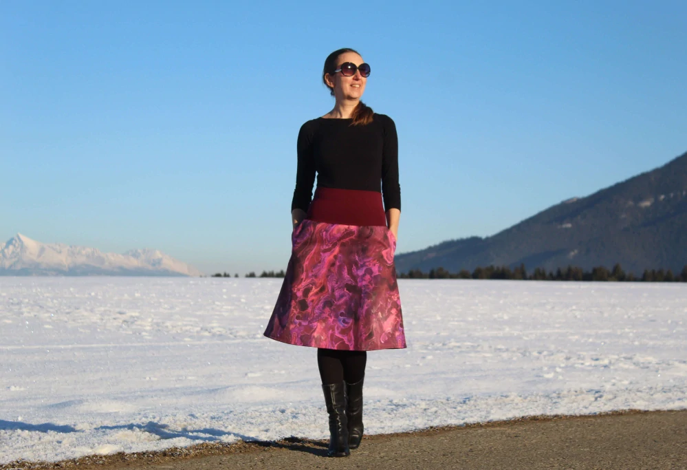 Krátka áčková sukňa z vínovo-fialového softshellu