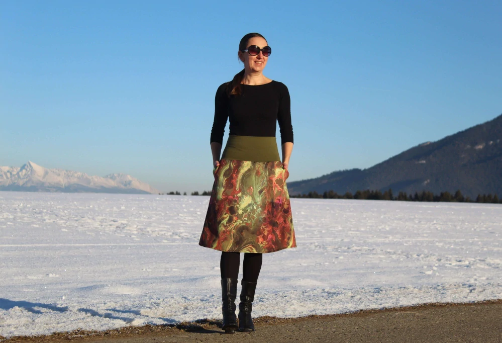 Krátka áčková sukňa zo zeleno-hnedého softshellu