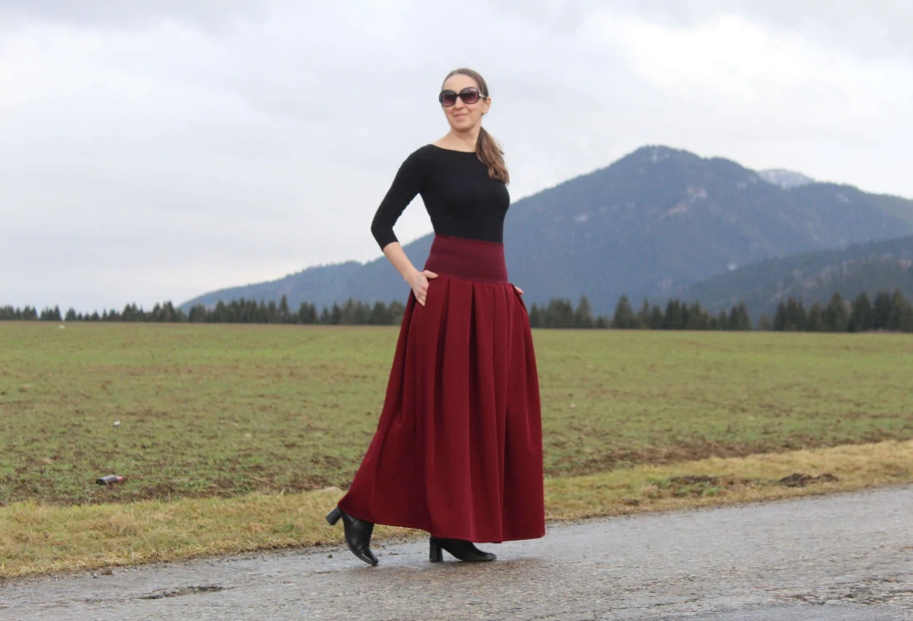 Dlhá bordová skladaná sukňa